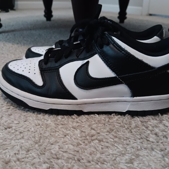 Nike Dunk Low athletic shoes / black & white / size 5 big kid - Picture 2 of 10